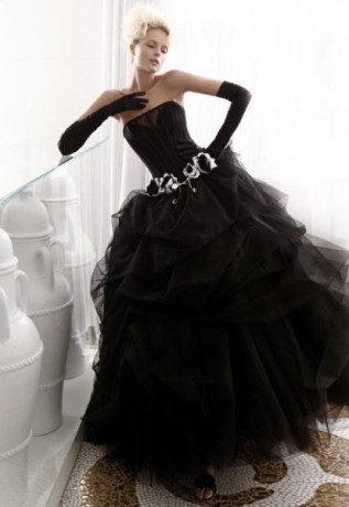 Черный цвет платья - необычный