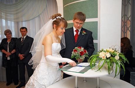 Что подписывают молодожены в день свадьбы?