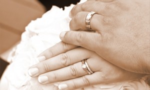 Кольцо помолвки должно сочетаться со свадебными кольцами