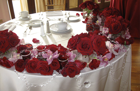 Красные цветы для зимней свадьбы