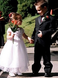 Маленький мужчина на свадьбе
