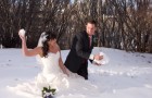 Жених и невеста играют в снежки