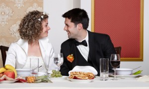 Жених и невеста за свадебным столом