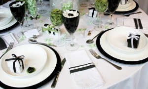 Черно-белый свадебный стол