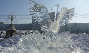 Ледяные скульптуры в форме лебедей