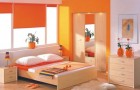 Оранжевые стены в спальне