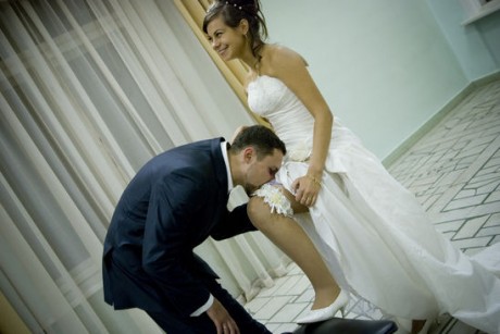 Жених снимает подвязку невесты зубами
