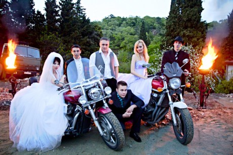 Кортеж из байкеров в свадебных нарядах