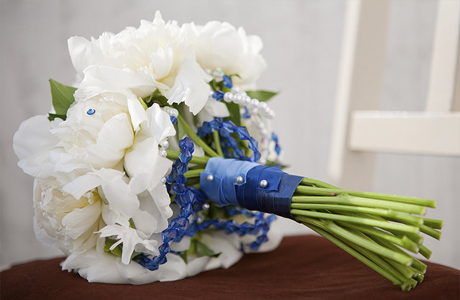 Свадебная флористика - свадебный букет с лентой и бисером