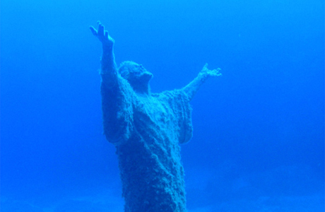 Необычная свадьба у подводной статуи Христа