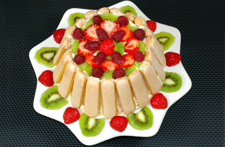 Свадебный торт со свежими фруктами