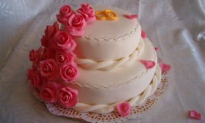 Свадебный торт украшен марципанами