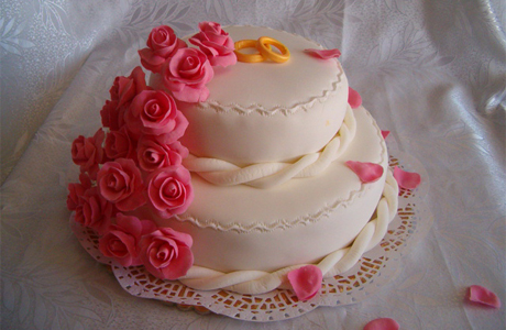Свадебный торт украшен розовыми марципанами