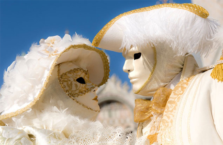 Жених и невеста в венецианских карнавальных масках
