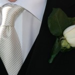Изящный галстук в светлую полоску