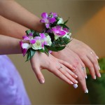 Для нескольких подружек невесты можно подобрать одинаковые браслеты из живых цветов