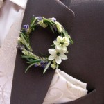 Бутоньерка для зимней свадьбы – цветы жениху