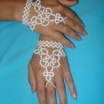 Украсить руки невесты можно и браслетом из кружева