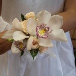 Браслет для невесты на традиционную свадьбу лучше всего сделать из живых цветов