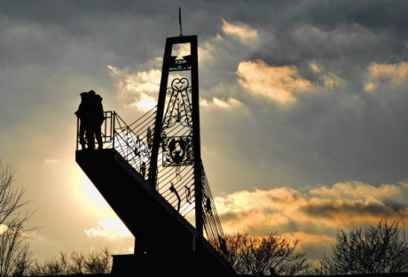 Мост для влюбленных возле Донбасс-Арены (Донецк)