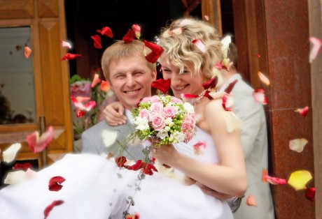 Розовые лепестки на свадьбе для осыпания молодоженов