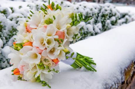 Зимний букет невесты из ярких цветов
