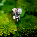 Обручальное кольцо с ослепительным бриллиантом - идеальный вариант для невесты.