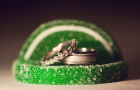 Обручальное кольцо на зеленой конфете