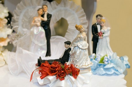 Фигурки жениха и невесты на свадебном торте
