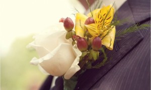 Бутоньерка из белых и желтых роз