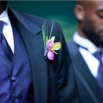 Розовая бутоньерка идеально впишется в свадебный образ