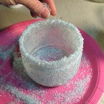 На верхнюю кайму нанеси клей и посыпь ее обильно солью.