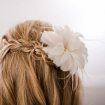 Приколоть к свадебной прическе белоснежный цветок - отличный выбор