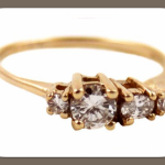 Очень оригинально смотрится на ручке невесты обручальное кольцо из желтого золота с 4 бриллиантами