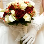 Букет невесты из роз и ягод