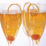 В шампанское можно добавить еще и спиральку из цедры апельсина: для красоты и вкуса