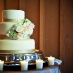 Цветы - идеальное дополнение к свадебному торту
