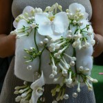 Муфта невесты украшена цветами