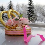 Традиционные кольца на авто можно украсить цветами