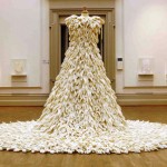 Свадебное платье из резиновых перчаток