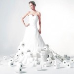 Свадебное платье из рулонов туалетной бумаги