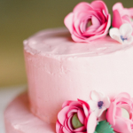 Укрась розовый торт с цветами