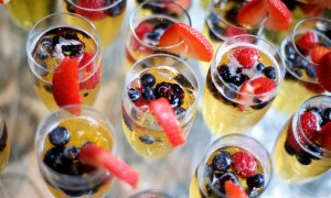 wedding-drinks-champagne-with-berries1