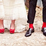 Красные босоножки невесты и красные носки жениха