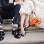 Букет и туфли невесты различаются по цветам, но с полосатыми носками жениха сочетаются прекрасно
