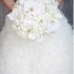 Белое платье и белые цветы