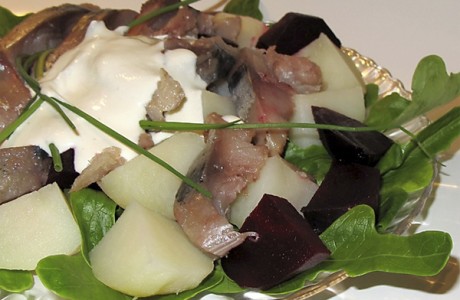 Салат с копченой скумбрией и картошкой
