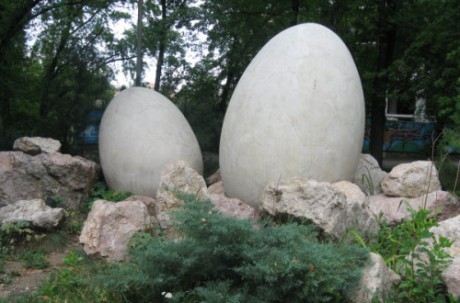 Желание у памятника Яйцам
