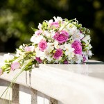 Для нежной и утонченной невесты каскадный букет с розовыми розами