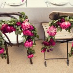Оригинальное решение - украсить стулья романтичными цветами